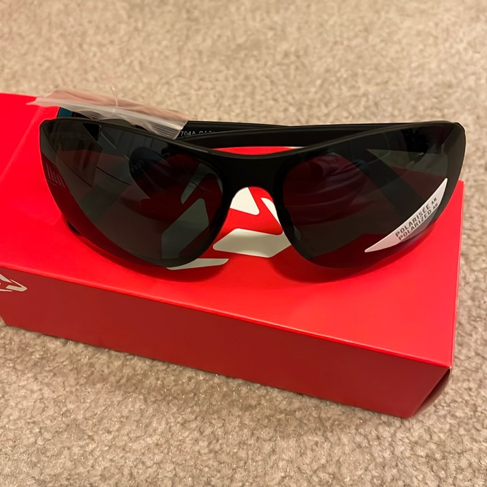 Ryders Cachette sunglssses unisex new with box